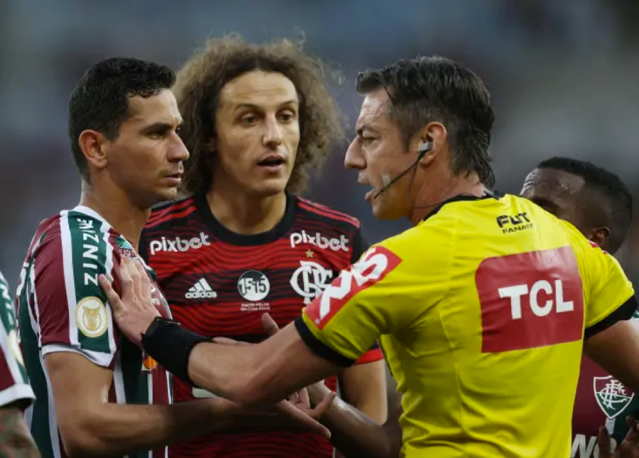 Trọng tài người Brazil đã đuổi 5 cầu thủ trong trận Flamengo vs Fluminense hồi tháng 9. Trọng tài người Brazil đã đuổi 5 cầu thủ trong trận Flamengo vs Fluminense hồi tháng 9.
