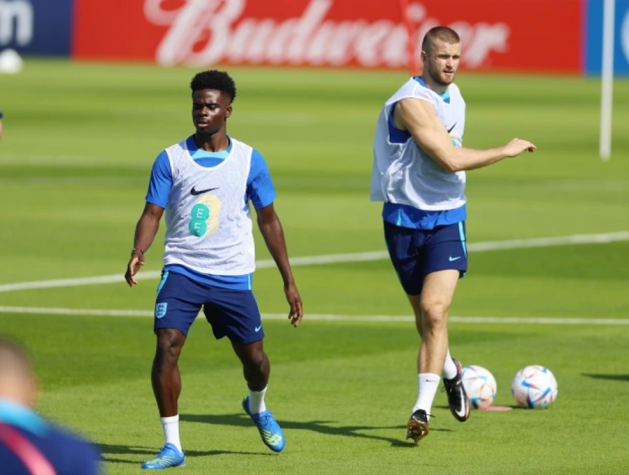 Sterling, Saka và Kane đá chính trên hàng công tuyển Anh khi đối đầu Iran. Sterling, Saka và Kane đá chính trên hàng công tuyển Anh khi đối đầu Iran.