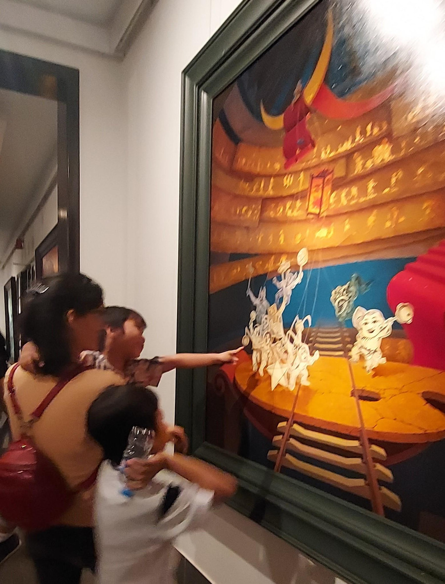 Bé trai cùng mẹ và anh trai thích thú xem bức tranh “Hạnh phúc”. Ảnh: Bình Thanh Bé trai cùng mẹ và anh trai thích thú xem bức tranh “Hạnh phúc”. Ảnh: Bình Thanh
