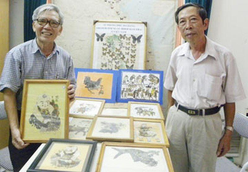 GS.TS Bùi Công Hiển (phải) với những bức tranh làm từ côn trùng.
