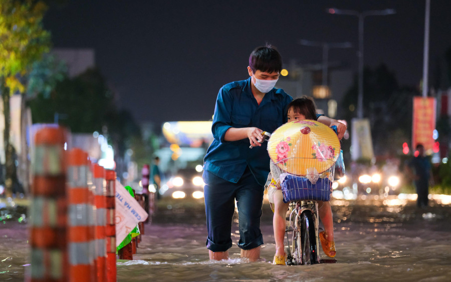 Nước lũ kết hợp triều cường làm nhiều tuyến đường ở TP Cần Thơ ngập sâu.