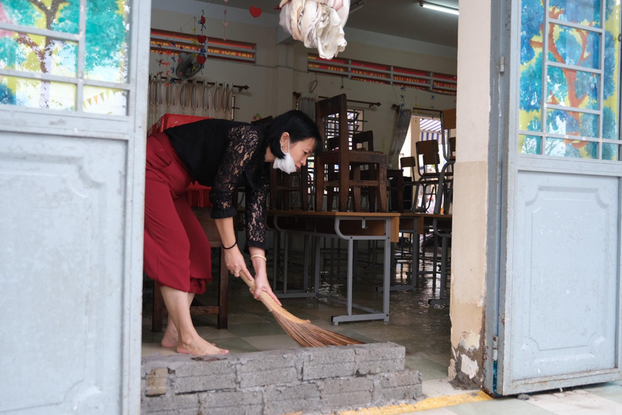 Triều cường dâng cao làm ngập phòng học quận Bình Thủy (TP Cần Thơ).