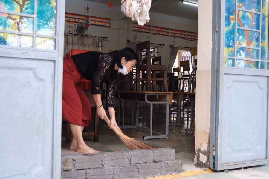 Triều cường dâng cao làm ngập phòng học quận Bình Thủy (TP Cần Thơ).