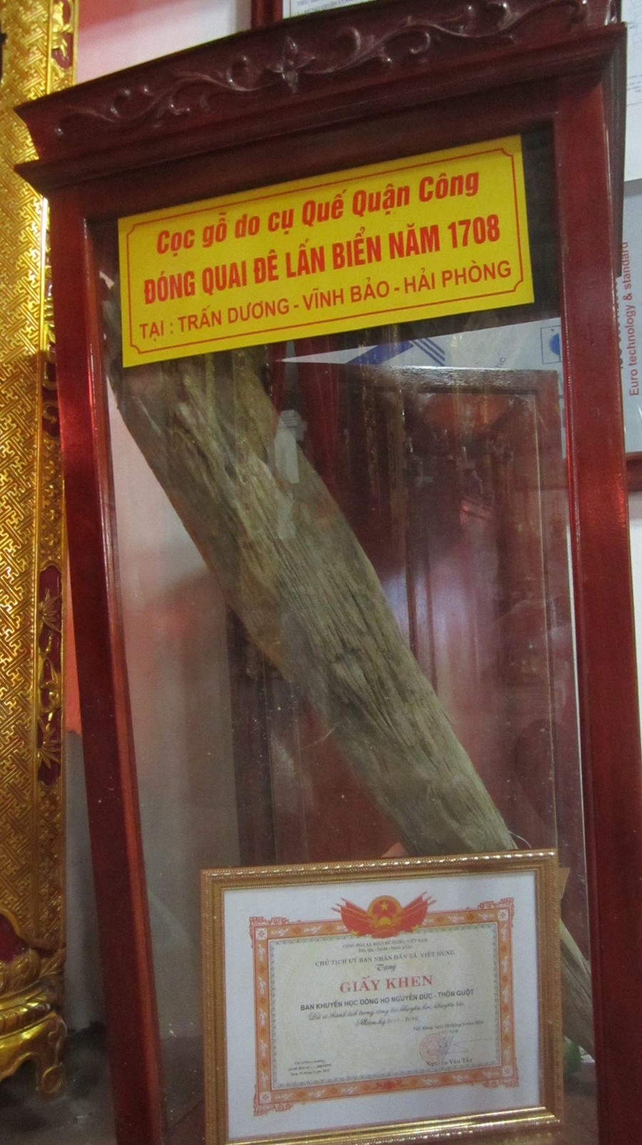 Di vật cọc gỗ của Quế Quận công vẫn được lưu giữ trong miếu.