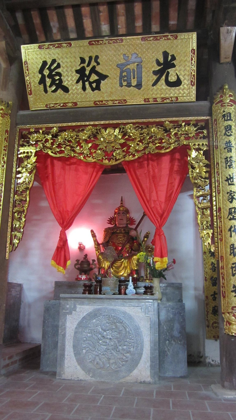 Tượng thờ 1 trong 6 vị võ quan.