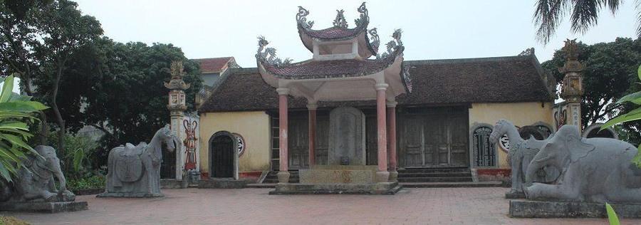 Voi - ngựa - bia đá của miếu còn rất nguyên vẹn.