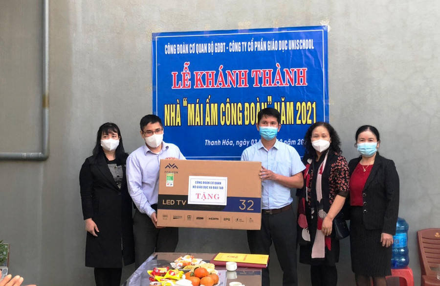 Công đoàn cơ quan Bộ GD&amp;ĐT bàn giao nhà “mái ấm công đoàn” cho gia đình cô Hà Thị Ban, giáo viên Trường Mầm non Tây Tiến (Mường Lát, Thanh Hóa).