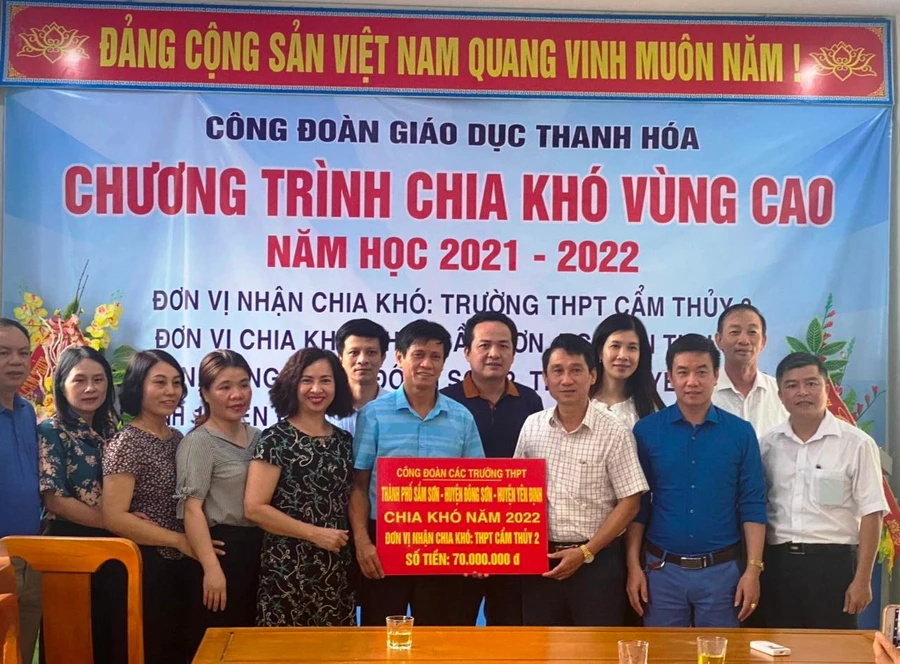 Công đoàn ngành Giáo dục Thanh Hóa chia khó với vùng cao.