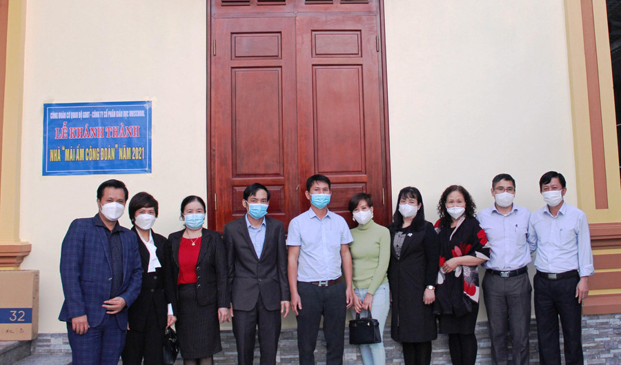 Công đoàn cơ quan Bộ GD&amp;ĐT và nhà tài trợ bàn giao nhà “mái ấm công đoàn” cho gia đình thầy Lê Thế Mạnh.