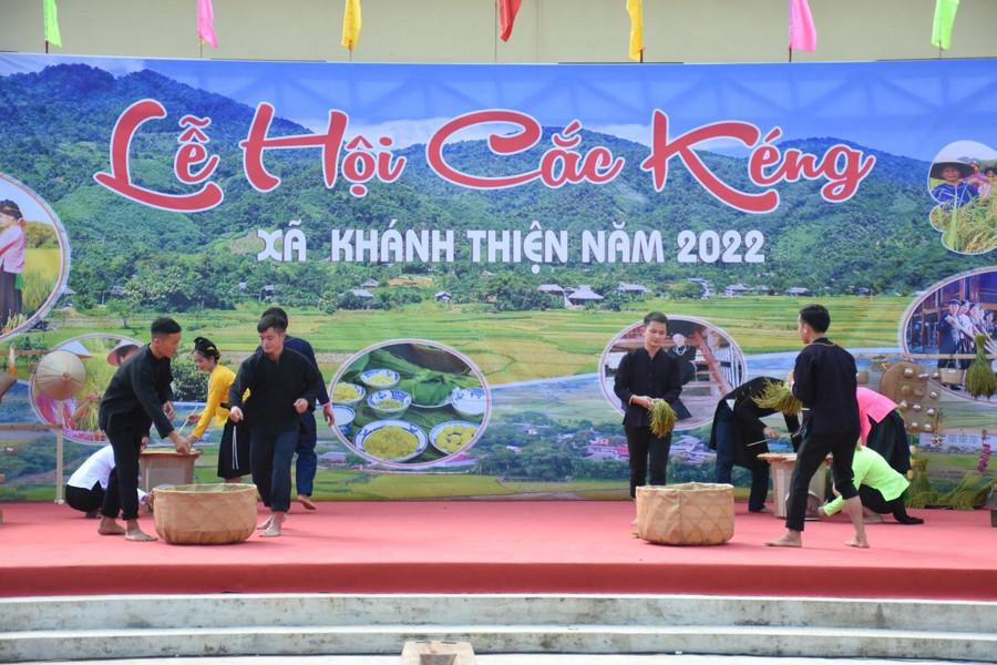 Tái hiện quy trình làm cốm. Tái hiện quy trình làm cốm.