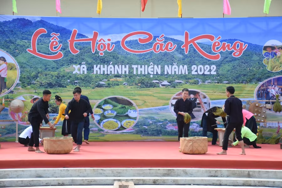 Tái hiện quy trình làm cốm.