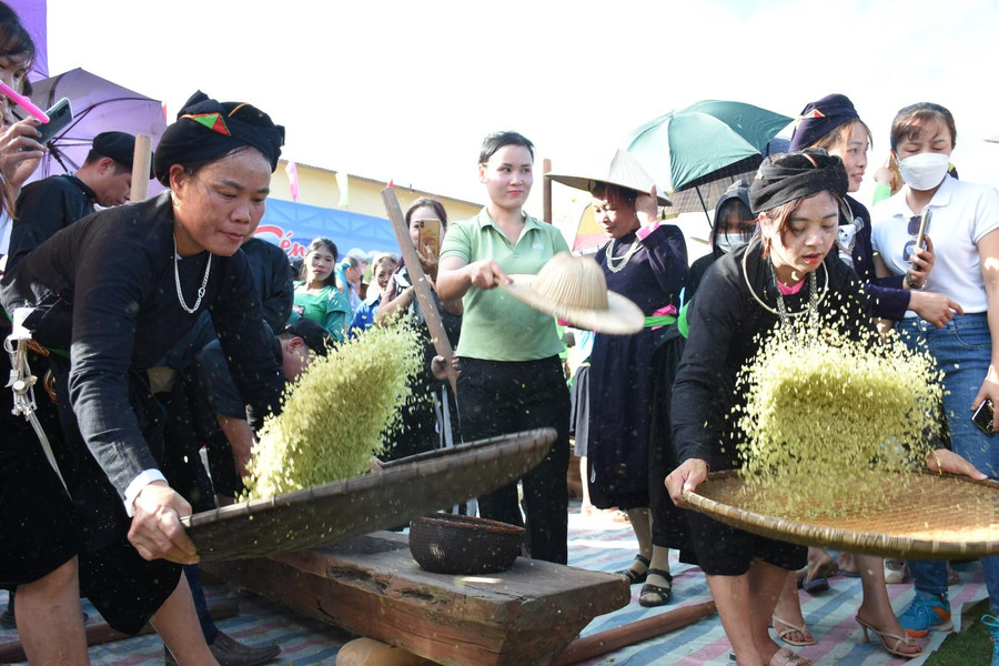Đồng bào Tày ở Khánh Thiện thi làm cốm tại Lễ hội Cắc Kéng mới được phục dựng vừa qua. Đồng bào Tày ở Khánh Thiện thi làm cốm tại Lễ hội Cắc Kéng mới được phục dựng vừa qua.