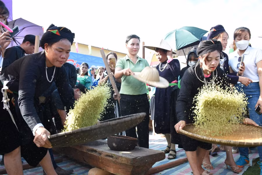 Đồng bào Tày ở Khánh Thiện thi làm cốm tại Lễ hội Cắc Kéng mới được phục dựng vừa qua.