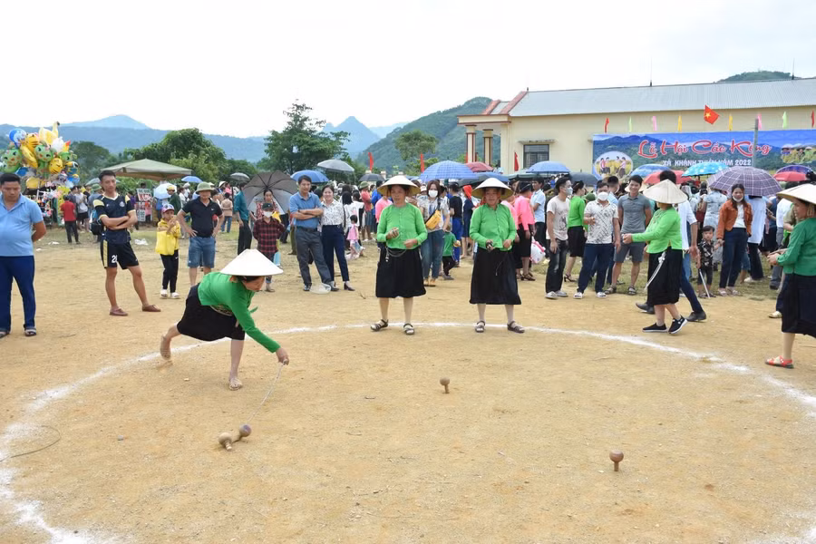 Trò chơi đánh quay tại Lễ hội Cắc Kéng.