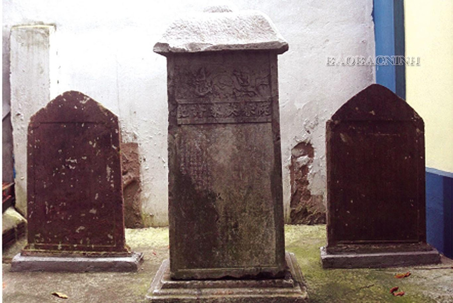 Ba tấm bia cổ ở di tích đền thờ Trạng nguyên Nguyễn Xuân Chính (ảnh Báo Bắc Ninh). Ba tấm bia cổ ở di tích đền thờ Trạng nguyên Nguyễn Xuân Chính (ảnh Báo Bắc Ninh).