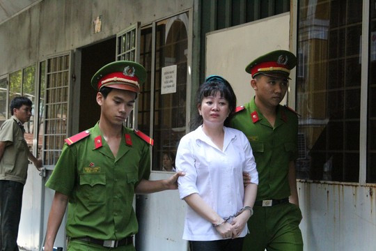 10 năm tù cho kẻ lừa phụ nữ sang Nga bán dâm ảnh 1 Bị cáo Lê Thị Thắm sau phiên tòa sáng 16-12