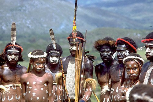 Các chàng trai Papua phải nằm trên tảng đá nóng trong lễ thành niên. Ảnh: bugbog. A1-4308-1418705617.jpg