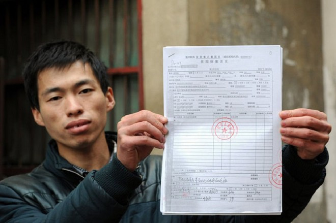 Li đã trải qua hai ca phẫu thuật cùng 7 đợt điều trị bằng hóa chất với chi phí lên đến 150.000 nhân dân tệ (khoảng 525 triệu đồng). Đây là gánh nặng tài chính quá lớn, vượt quá khả năng của gia đình em. Li đã trải qua 2 lần phẫu thuật cùng 7 lần điều trị bằng hóa chất với chi phí lên đến 150.000 nhân dân tệ (khoảng 525 triệu đồng). Đây là gánh nặng tài chính quá lớn, vượt quá khả năng của gia đình em.