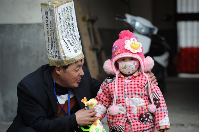 Wang chơi cùng bé Li Xiaojing. Ông hy vọng bé sẽ nhanh chóng khỏi bệnh. Ông Wang đang chơi cùng bé Li Xiaojing. Ông hy vọng bé sẽ nhanh chóng khỏi bệnh.