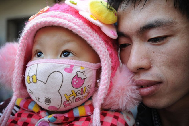 Li Xiaojing là một cô bé 3 tuổi sống ở huyện Mông Thành, tỉnh An Huy, Trung Quốc. Bé có một khối u rắn ngoài hộp sọ, dạng ung thư thường gặp ở trẻ em. Li Xiaojing là một cô bé 3 tuổi sống ở huyện Mông Thành, tỉnh An Huy, Trung Quốc. Bé có một khối u rắn ngoài hộp sọ, dạng ung thư thường gặp ở trẻ em.