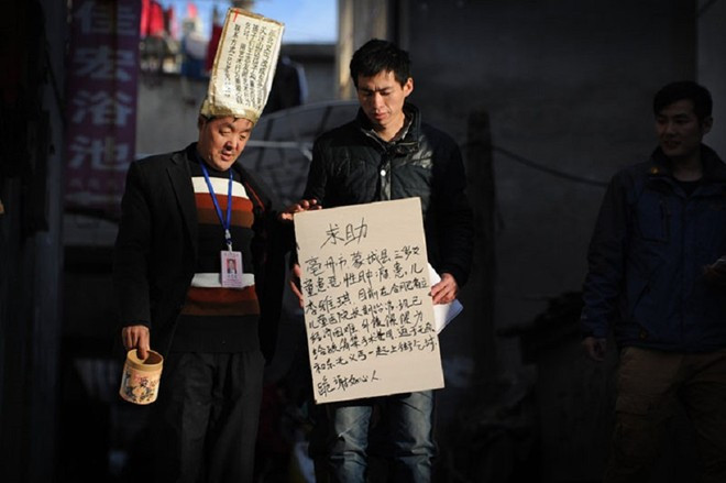 Cha của bé đã liên hệ với Wang Zhiyou, một người ăn xin hào phóng thường quyên tiền để giúp những người khó khăn. Ngay lập tức, Wang đến tỉnh An Huy để ăn mày cùng cha cô bé. Cha của bé đã liên hệ với Wang Zhiyou, một người ăn xin hào phóng thường quyên tiền cho những người gặp khó khăn. Wang ngay lập tức đến tỉnh An Huy, cùng ra đường ăn xin cùng cha cô bé.