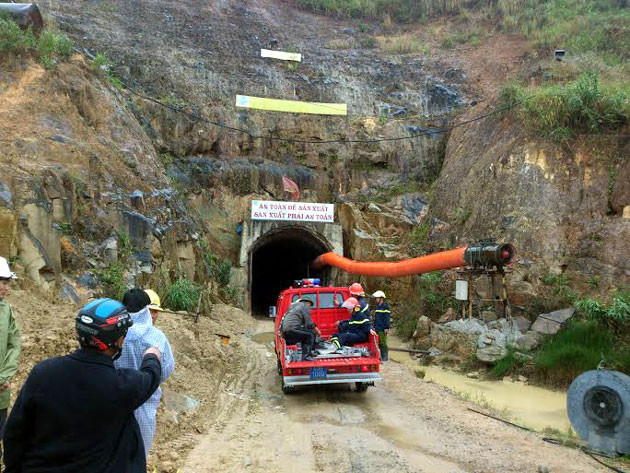 Sập hầm thủy điện, 12 người đang mắc kẹt ảnh 2