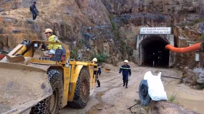 Sập hầm thủy điện, 12 người đang mắc kẹt