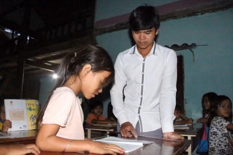 Lớp học miễn phí của vợ chồng thầy A Kâm.