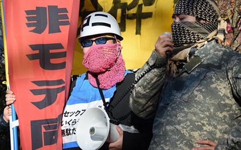 dan ong don than tien hanh bieu tinh chong giang sinh o thu do tokyo hinh 0