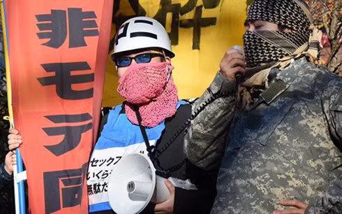 dan ong don than tien hanh bieu tinh chong giang sinh o thu do tokyo hinh 0