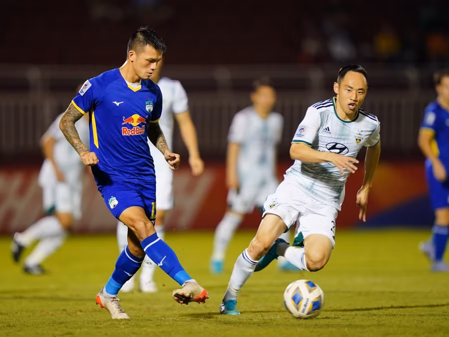 Hữu Tuấn kiến tạo cho Văn Toàn ghi bàn ở phút 62.