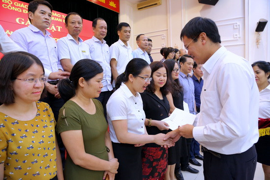 Thứ trưởng Lê Hải An tặng quà tri ân các cán bộ, công chức là thương, bệnh binh, con liệt sỹ, gia đình gia đình có công với cách mạng. Ảnh: Việt Hà