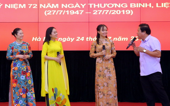 Những tiết mục văn nghệ của các công đoàn viên tại buổi gặp mặt. Ảnh: Việt Hà