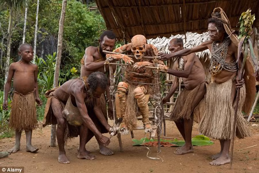 Thỉnh thoảng, xác hun khói được khiêng xuống làng mở hội