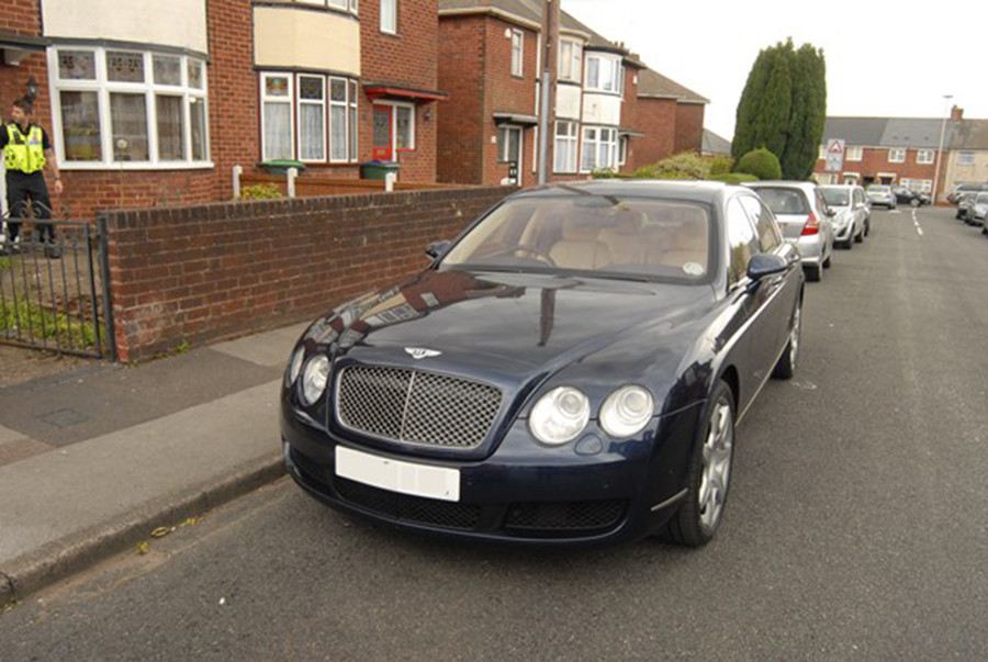 Tên trùm Ignacy Brzezinski thường lái xe Bentley thu tiền của các nạn nhân.