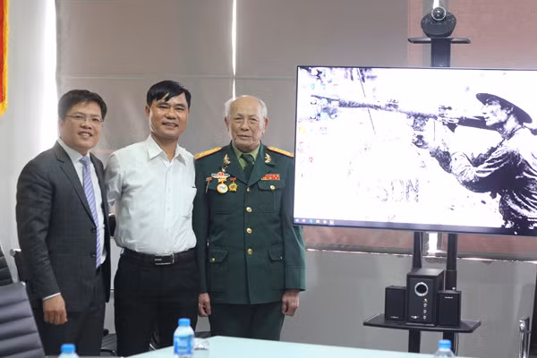 Ông Ngô Văn Hải, anh Trần Văn Dũng (con trai ông Trần Huy Cung) và Đại tá Nguyễn Công Nội - Thủ trưởng cũ của ông Cung.