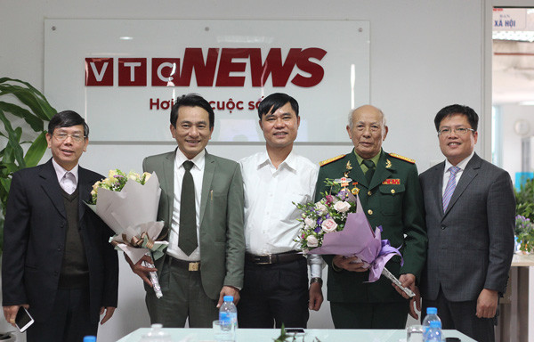 Từ phải qua: Tổng Biên tập báo VTC News Ngô Văn Hải; Đại tá Nguyễn Công Nội - Thủ trưởng cũ của ông Cung; anh Trần Văn Dũng (con trai ông Trần Huy Cung); Thầy giáo Trần Trung Hiếu; Thiếu tướng Nguyễn Xuân Năng - nguyên Giám đốc Bảo tàng Lịch sử quân sự Việt Nam tại cuộc hội ngộ đặc biệt.