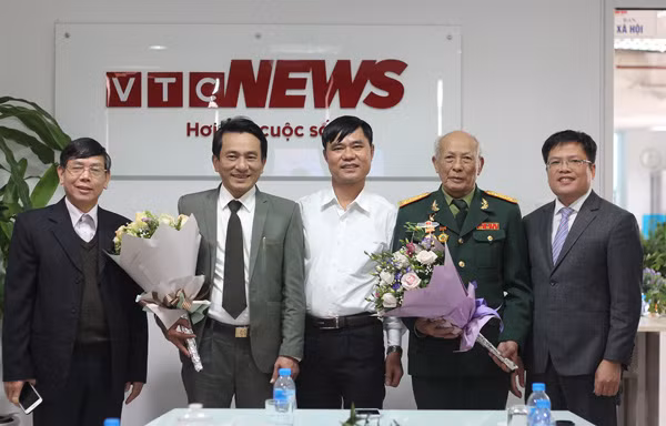 Từ phải qua: Tổng Biên tập báo VTC News Ngô Văn Hải; Đại tá Nguyễn Công Nội - Thủ trưởng cũ của ông Cung; anh Trần Văn Dũng (con trai ông Trần Huy Cung); Thầy giáo Trần Trung Hiếu; Thiếu tướng Nguyễn Xuân Năng - nguyên Giám đốc Bảo tàng Lịch sử quân sự Việt Nam tại cuộc hội ngộ đặc biệt.