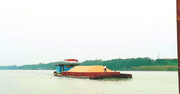 Sà lan vận chuyển cát trên sông theo hợp đồng