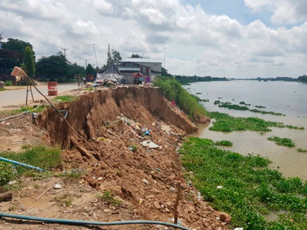 Sạt lở bờ sông do khai thác cát ở vùng ven sông Mekong (Campuchia)