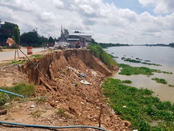 Sạt lở bờ sông do khai thác cát ở vùng ven sông Mekong (Campuchia)