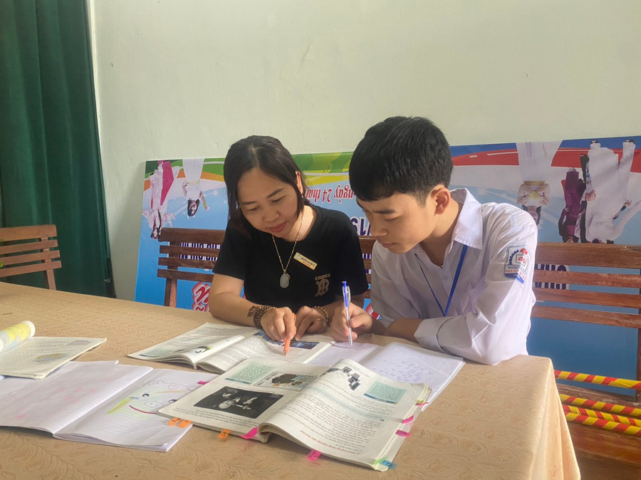 Quá trình học tập ôn luyện của Bắc luôn được cô Nguyễn Thị Cẩm Tú tận tình giúp đỡ. (Ảnh: Bá Hải). Quá trình học tập ôn luyện của Bắc luôn được cô Nguyễn Thị Cẩm Tú tận tình giúp đỡ. (Ảnh: Bá Hải).