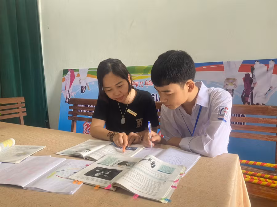 Quá trình học tập ôn luyện của Bắc luôn được cô Nguyễn Thị Cẩm Tú tận tình giúp đỡ. (Ảnh: Bá Hải).