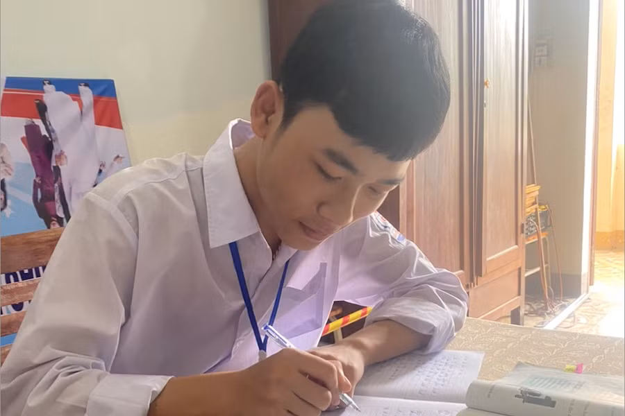 Em Phan Văn Bắc đã nỗ lực vượt khó khi là học sinh dân tộc thiểu số đầu tiên ở Hà Tĩnh đoạt HSG tỉnh môn văn hóa. (Ảnh: Bá Hải).
