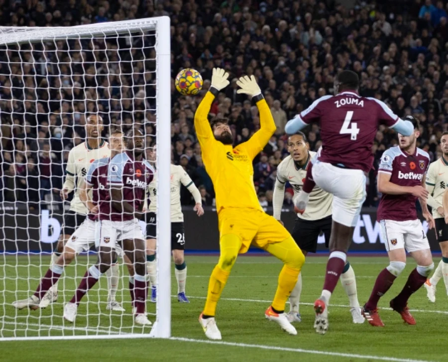 Thủ thành Alisson phản lưới khiến Liverpool thua sốc West Ham 2-3.