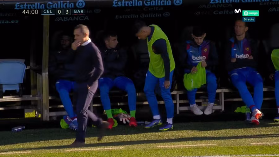 Coutinho tỏ thái độ khi được yêu cầu khởi động vào sân thay người.