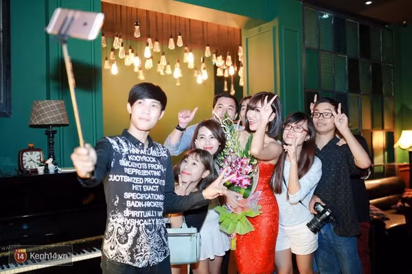 Bích Phương diện váy gợi cảm, hút hồn khán giả Hà Nội