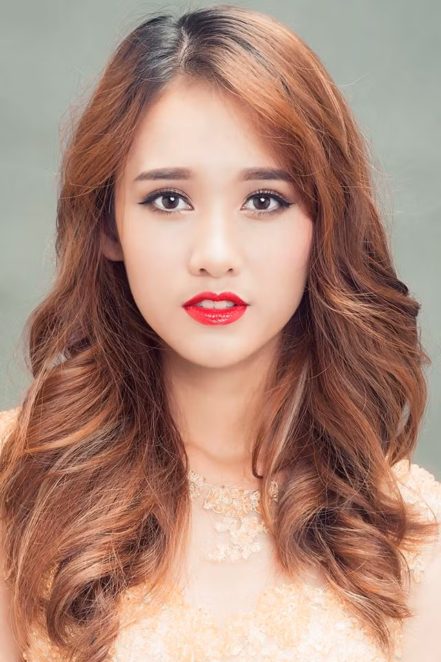 trang diem nong nan, noi bat nhu hoa hau pham huong hinh anh 3