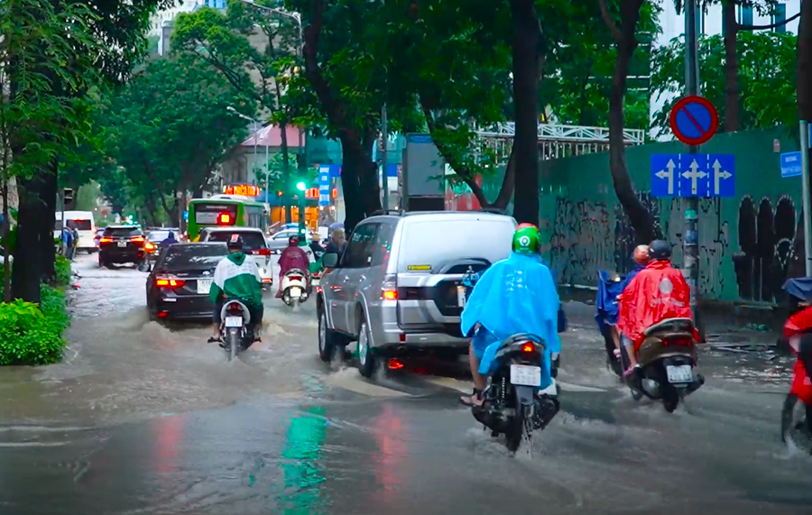 Sau cơn mưa lớn chiều 2/7, nhiều tuyến đường tại trung tâm TPHCM đã xuất hiện tình trạng ngập. Trong ảnh là đường Nam Kỳ Khởi Nghĩa.
