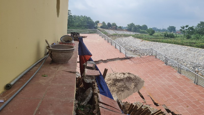 Bờ kè sập, đền Mẫu bị ảnh hưởng và cây Đề di sản phải cắt bỏ cành. Bờ kè sập, đền Mẫu bị ảnh hưởng và cây Đề di sản phải cắt bỏ cành.